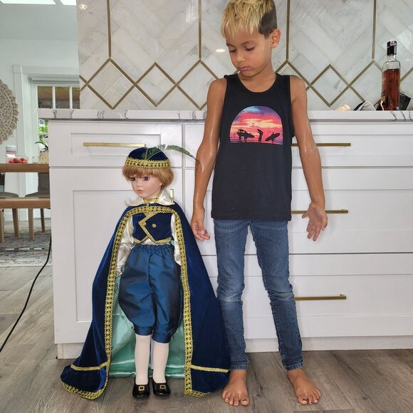 Micheal Reid Porcelain Prince Doll With Regal Outfit & Feathered Hat 28" 289/600 - Picture 3 of 16